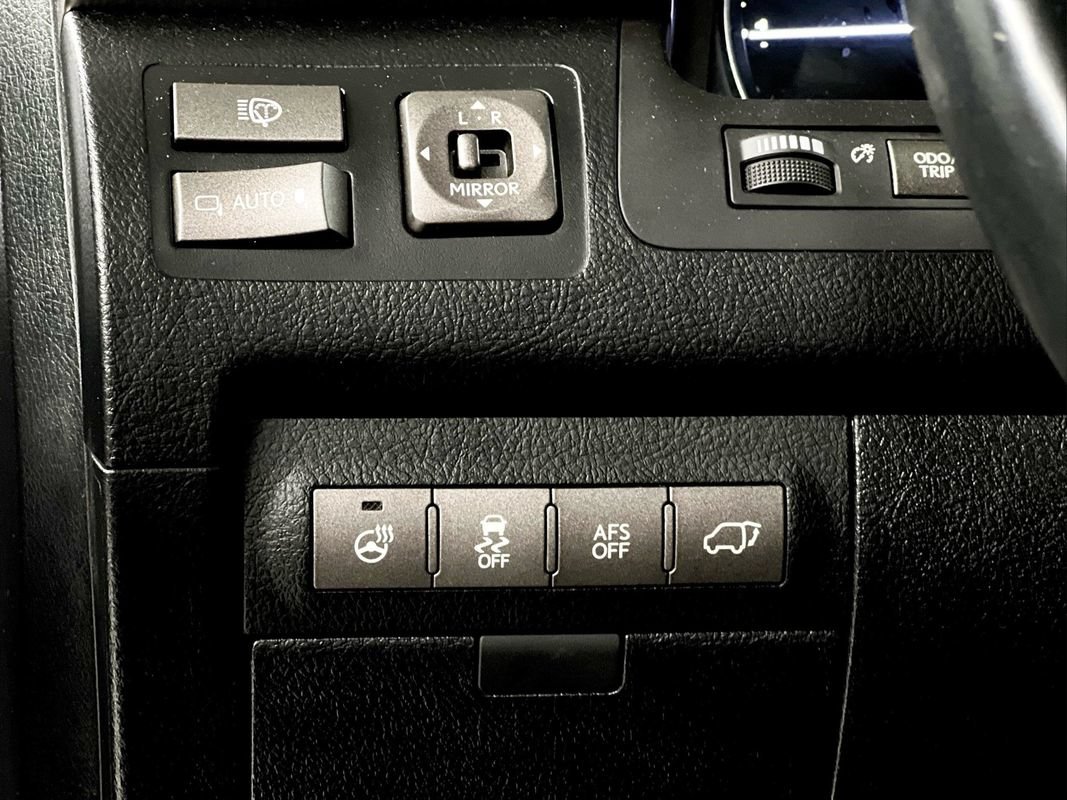 Used 2015 Lexus LX 570 4WD w/ Luxury Package image 28