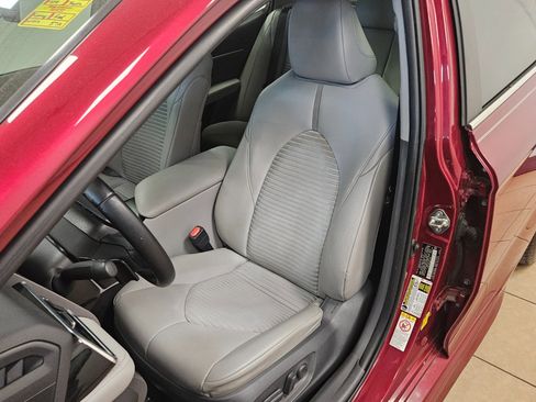 Used 2018 Toyota Camry SE image 32