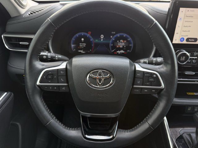Used 2023 Toyota Highlander Limited FWD image 13