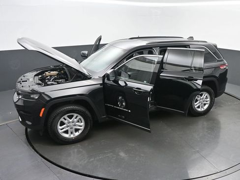 Used 2024 Jeep Grand Cherokee Laredo AWD/4WD image 63