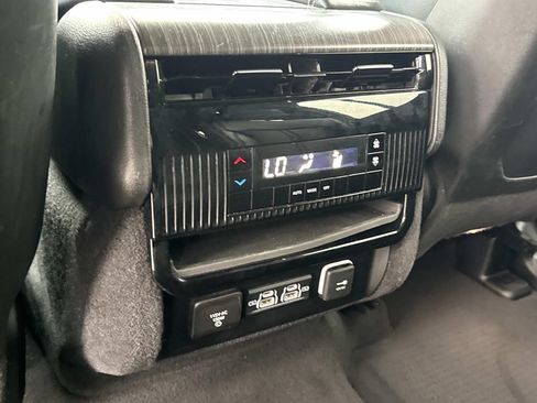 Used 2024 Jeep Wagoneer L Series II RWD image 16