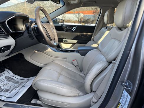 Used 2019 Lincoln Continental Select w/ Continental Climate Package image 8