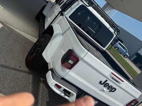 Used 2022 Jeep Gladiator Overland AWD/4WD image 4