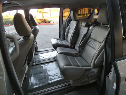 Used 2015 Toyota Sienna XLE image 40