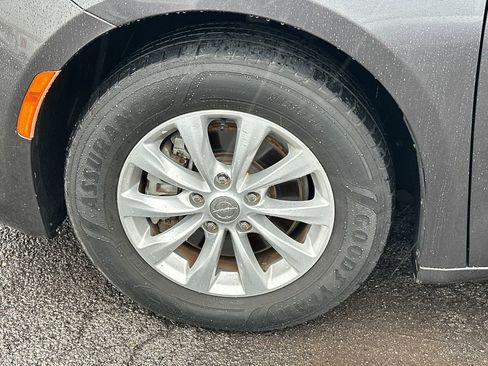 Used 2019 Chrysler Pacifica Touring-L image 12