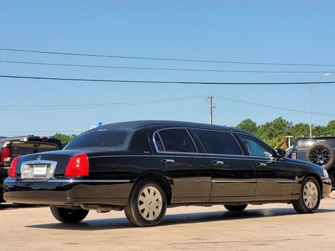 Used 2003 Lincoln Town Car Executive image 4
