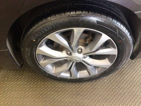 Used 2018 Chrysler Pacifica Limited w/ Tire & Wheel Group FWD image 22