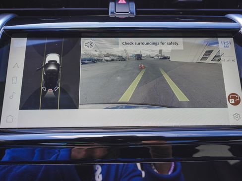 Used 2023 Land Rover Discovery Sport SE R-Dynamic image 19