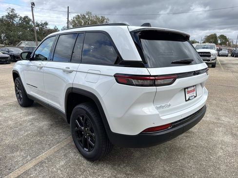 New 2025 Jeep Grand Cherokee Altitude image 4