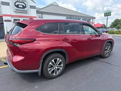 Used 2020 Toyota Highlander XLE AWD/4WD image 13