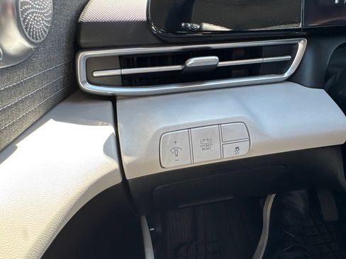 Used 2025 Hyundai Elantra Limited FWD image 24