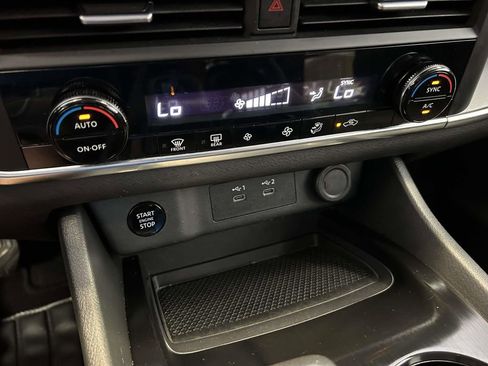 Used 2024 Nissan Rogue SV FWD image 21