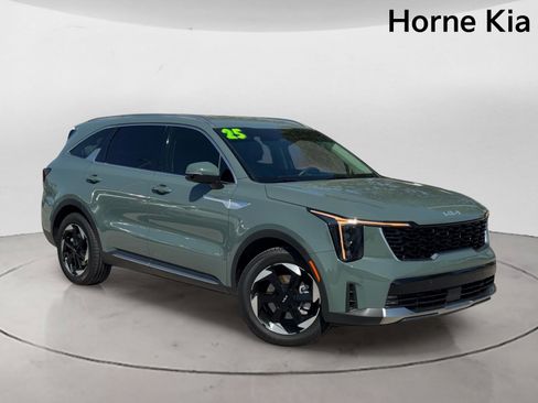 Certified 2025 Kia Sorento EX AWD/4WD image 2