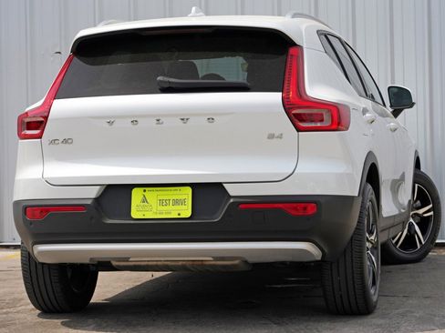Used 2023 Volvo XC40 B4 Core w/ Convenience Package image 4