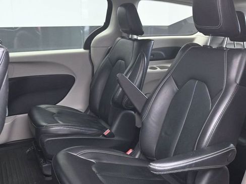Used 2022 Chrysler Pacifica Touring-L w/ Uconnect Theater Family Group image 5