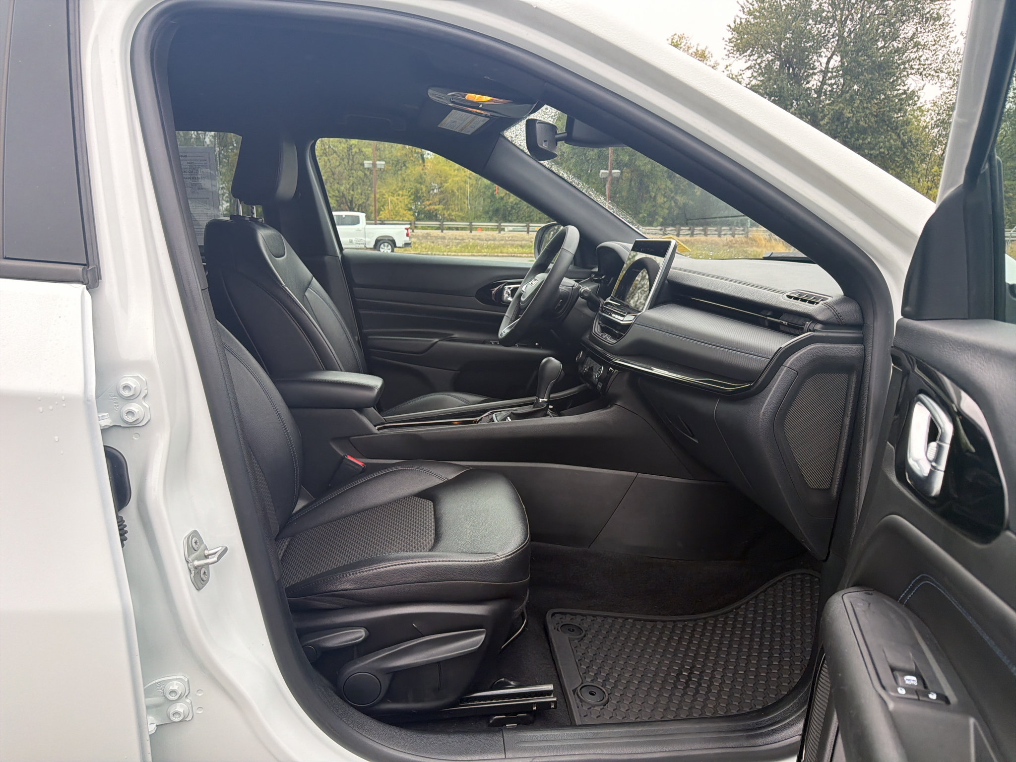 Used 2025 Jeep Compass Latitude w/ Convenience Group AWD/4WD image 30