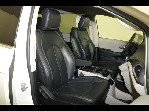 Used 2022 Chrysler Pacifica Touring-L image 29