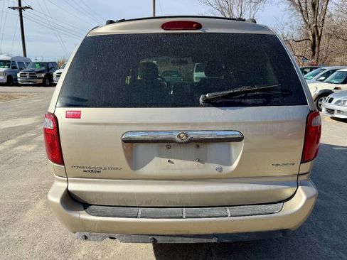 Used 2006 Chrysler Town & Country Touring image 5