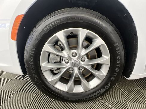 Used 2024 Chrysler Pacifica Touring-L AWD/4WD image 32