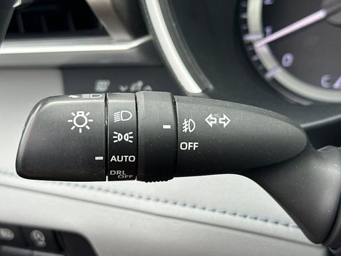 Used 2023 Toyota Highlander XLE AWD/4WD image 37