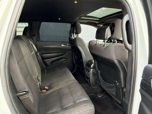 Used 2019 Jeep Grand Cherokee Laredo RWD image 16