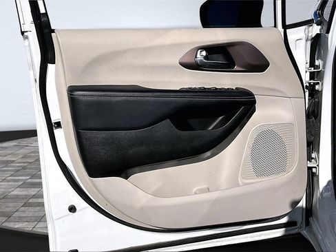 Certified 2023 Chrysler Voyager LX image 24