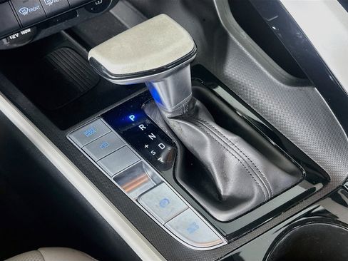 Used 2025 Hyundai Elantra Limited FWD image 25