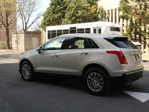 Used 2017 Cadillac XT5 Luxury w/ Driver Awareness Package image 9