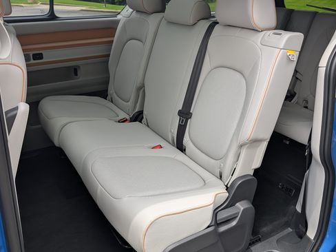 Used 2025 Volkswagen ID. Buzz Pro S Plus RWD image 18