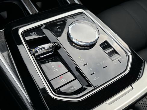 Certified 2025 BMW 760i xDrive w/ Executive Package image 26