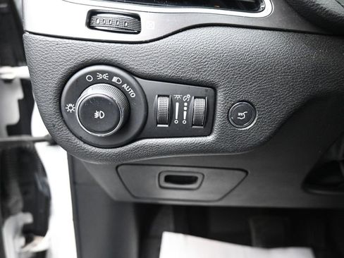 Used 2019 Jeep Cherokee Limited image 16