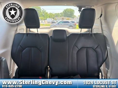 Used 2023 Chrysler Pacifica Touring-L FWD image 13