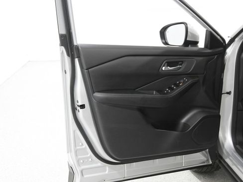 Used 2024 Nissan Rogue SV image 4