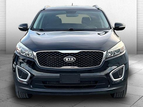 Used 2017 Kia Sorento LX image 2