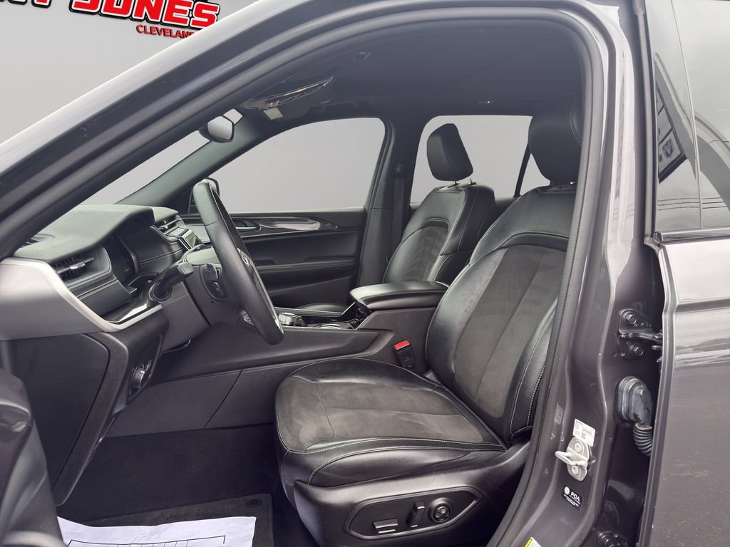 Used 2023 Jeep Grand Cherokee Altitude AWD/4WD image 4