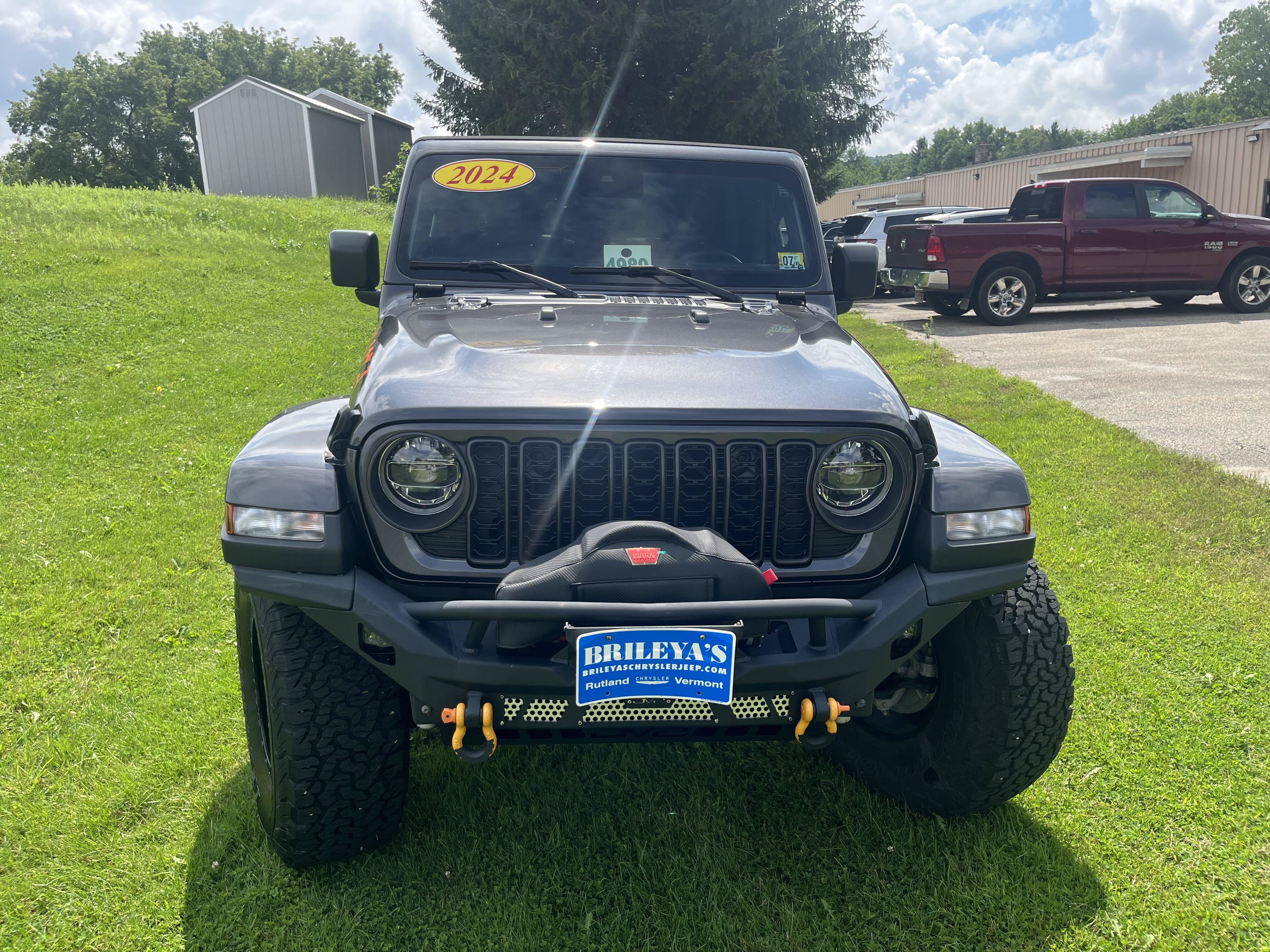 Certified 2024 Jeep Gladiator Sport AWD/4WD image 2