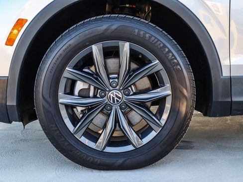 Used 2022 Volkswagen Tiguan SE w/ Panoramic Sunroof Package image 11