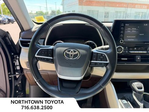 Used 2022 Toyota Highlander XLE AWD/4WD image 6