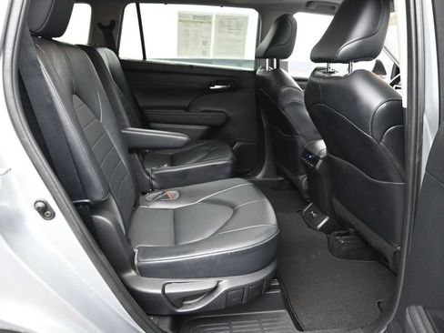 Used 2021 Toyota Highlander XLE AWD/4WD image 10