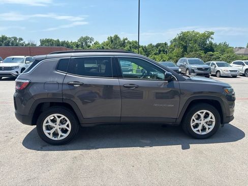 Used 2024 Jeep Compass Latitude AWD/4WD image 5