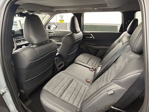 New 2025 Mitsubishi Outlander image 40