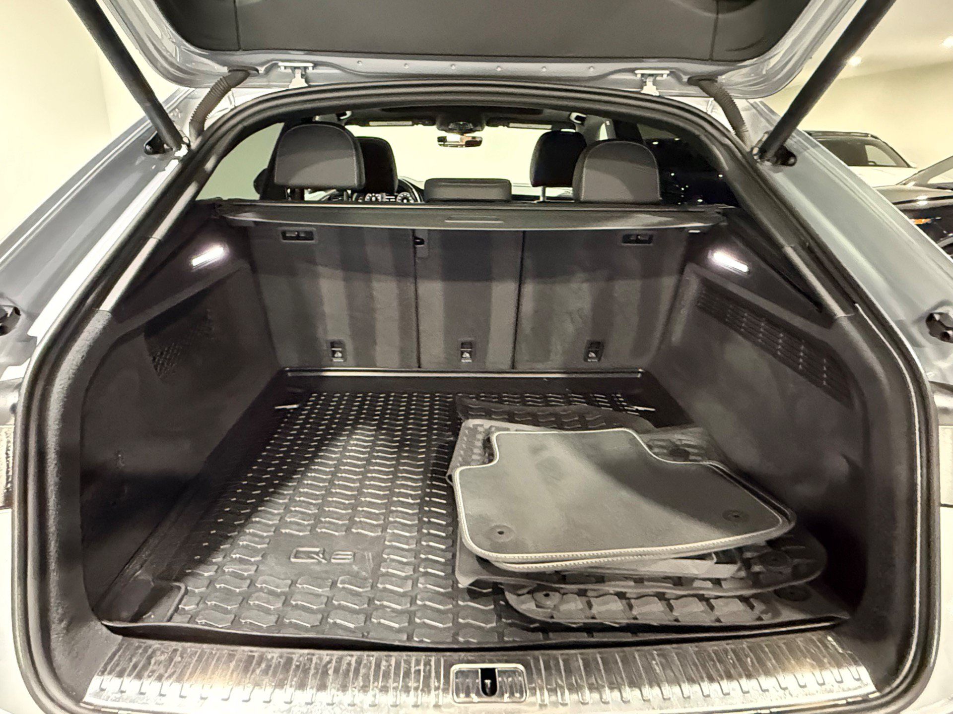 Used 2019 Audi Q8 Premium Plus w/ Premium Plus AWD/4WD image 14