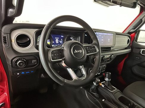 Used 2024 Jeep Wrangler Unlimited Sahara AWD/4WD image 15