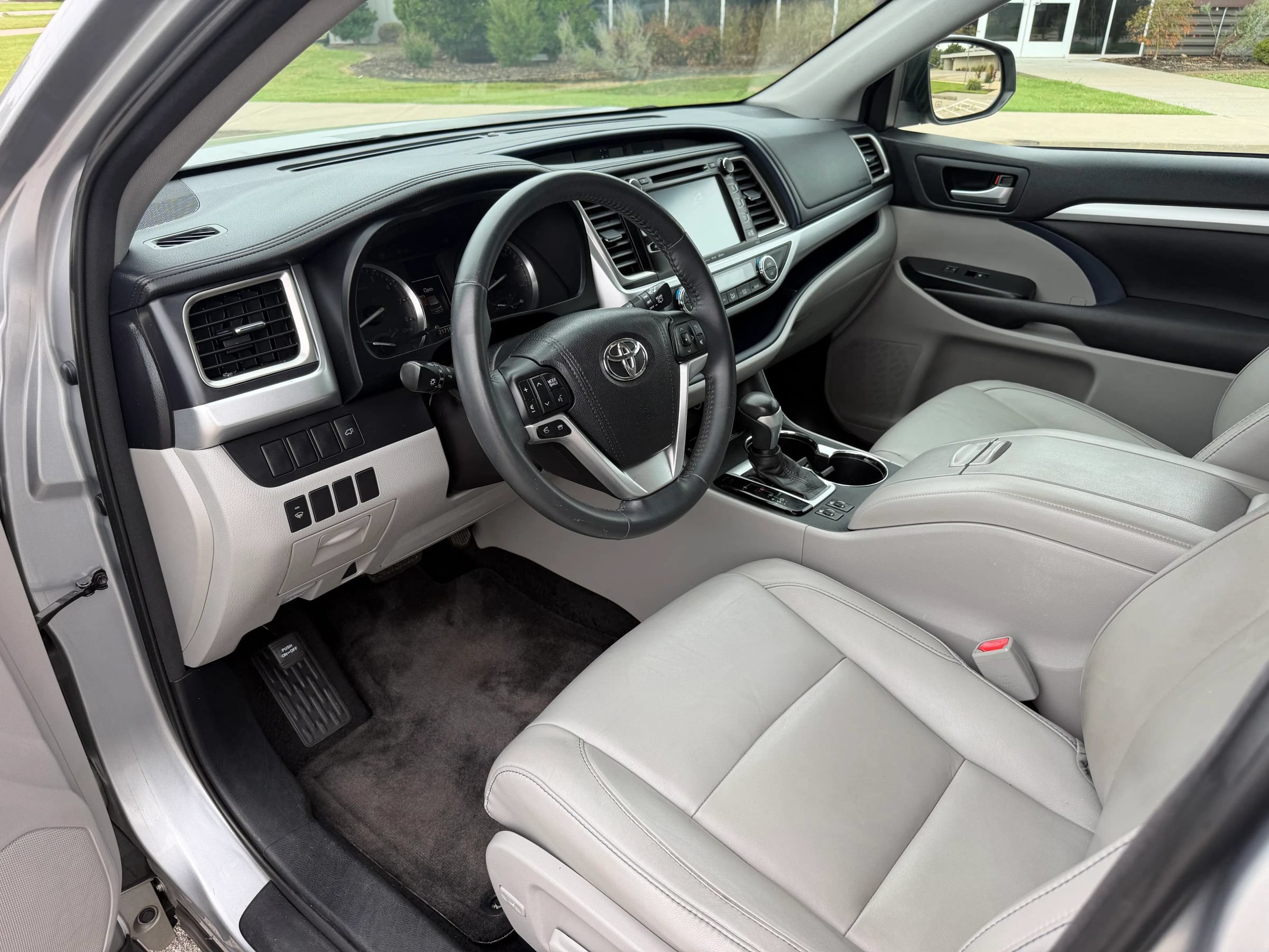 Used 2016 Toyota Highlander XLE FWD image 8