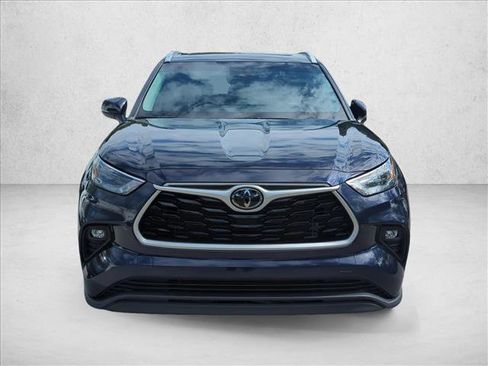 Used 2023 Toyota Highlander XLE FWD image 2
