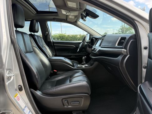 Used 2017 Toyota Highlander SE w/ Carpet Mat Package AWD/4WD image 35