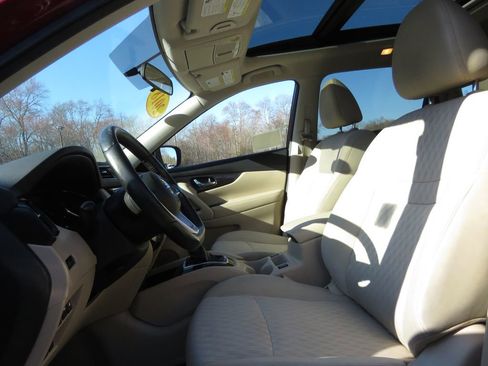 Used 2018 Nissan Rogue SV w/ Sun & Sound Touring Package image 10