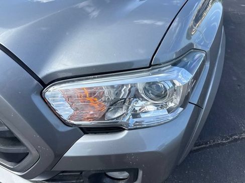 Used 2019 Toyota Tacoma TRD Sport AWD/4WD image 9