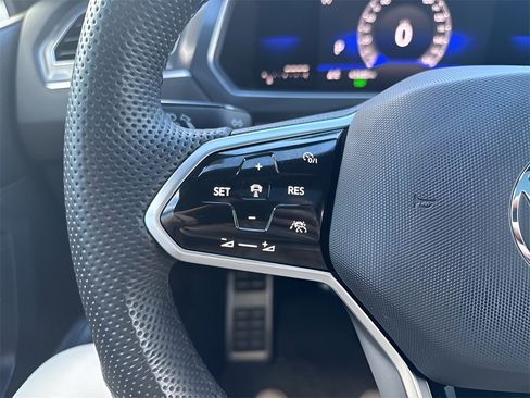 Used 2022 Volkswagen Tiguan SE R-Line image 19