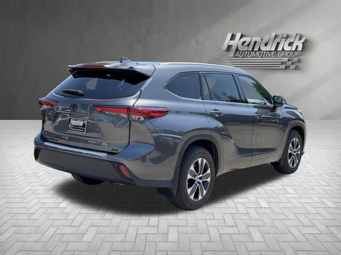 Used 2022 Toyota Highlander XLE FWD image 9